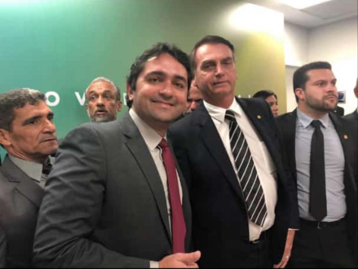 Imagem do dia: Júnior Lourenço ao lado de Jair Bolsonaro - Me InformoMe ...